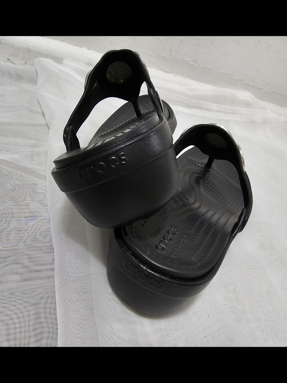 Crocs Women'sBlack/SilverThong WedgeSlip On Sandals Logo Synthetic Size US 8 UK6 - Picture 9 of 9